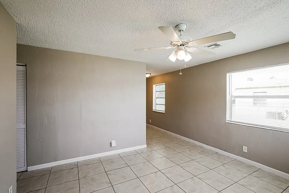 3 bed, 1.0 bath, 888 sqft, $2,100 — Photo 3