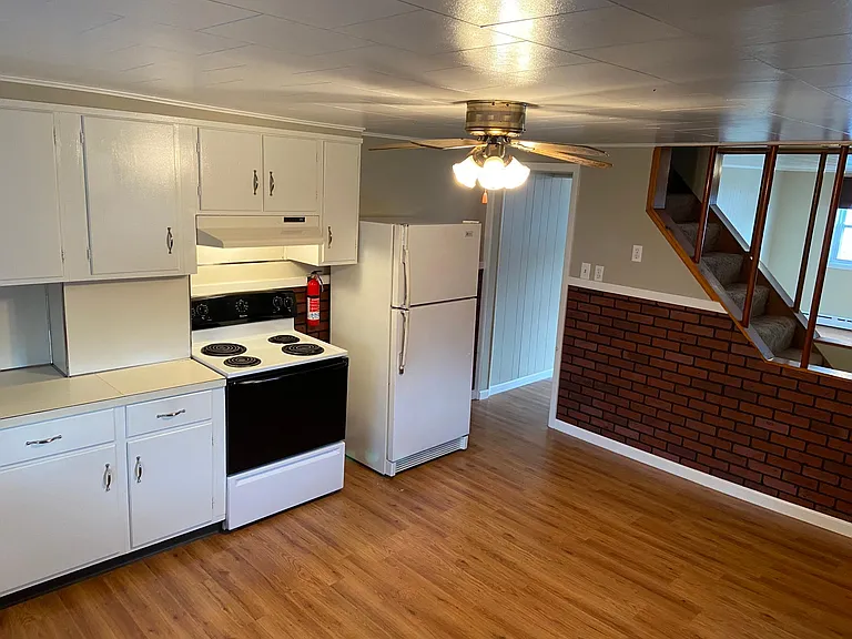 240 E Holland St — Photo 2