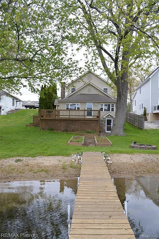 4137 Highcrest Dr photo 1