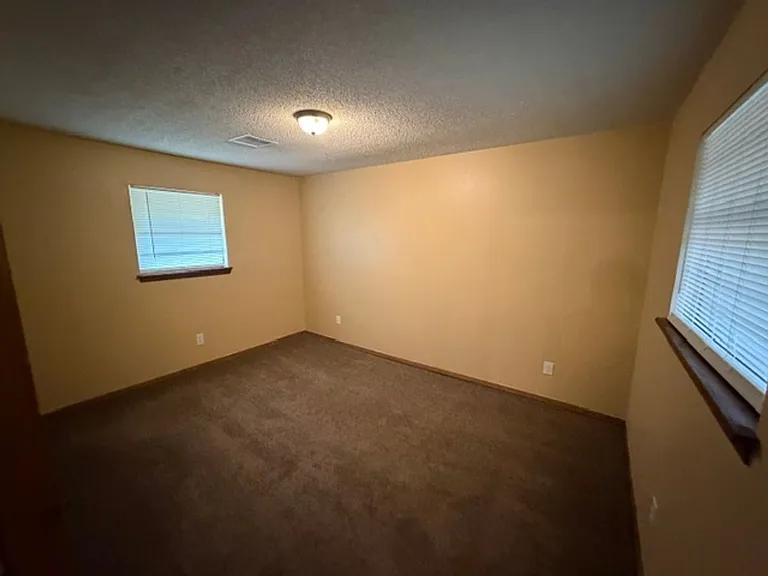 1918 Oakhill Dr — Photo 17