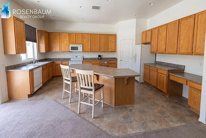3 bed, 2.0 bath, 2038 sqft, $2,399 — Photo 3