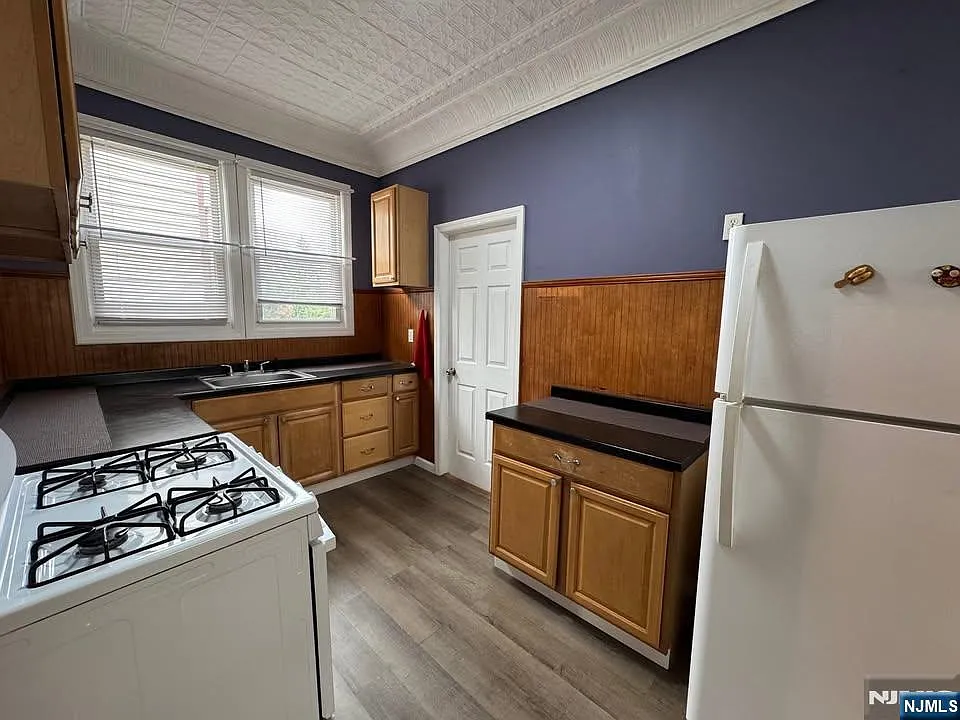 2 bed, 1.0 bath, $1,900 — Photo 2