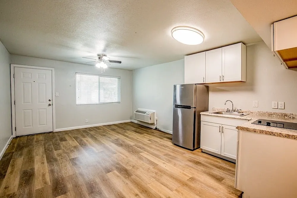 Fifteen 50 Apartments — Photo 2