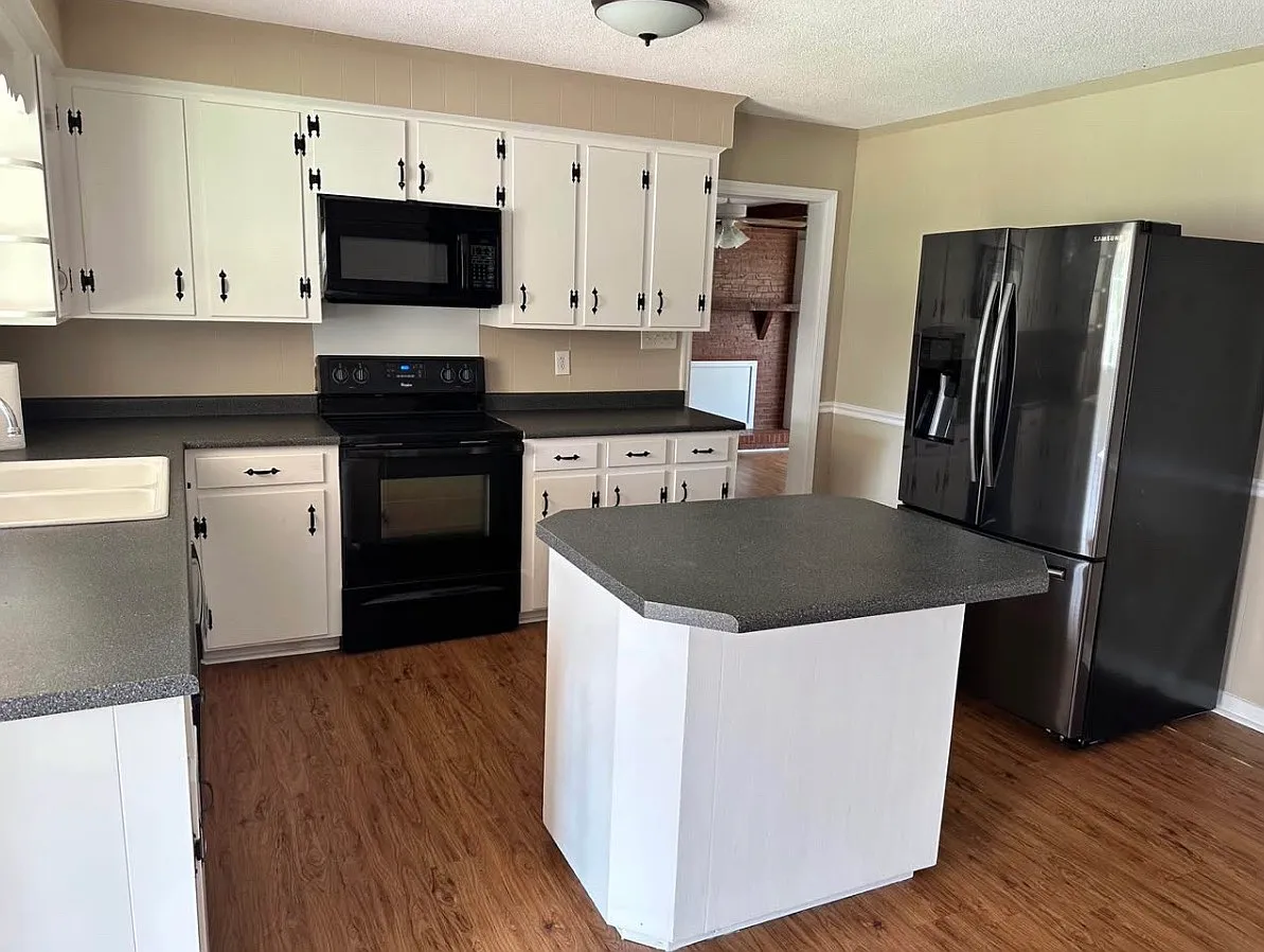 3 bed, 2.5 bath, 2100 sqft, $1,800 — Photo 3
