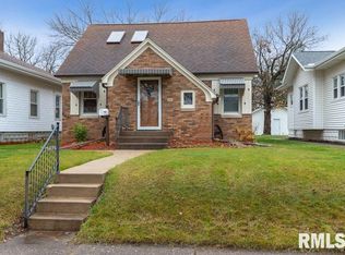 276 6th St, Silvis, IL 61282