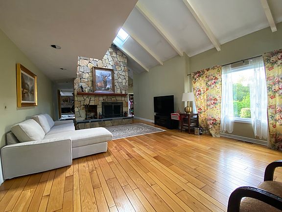 2nd image of 23 Hunting Ln