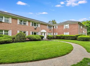 14 Manchester Ct, Wayne, NJ 07470