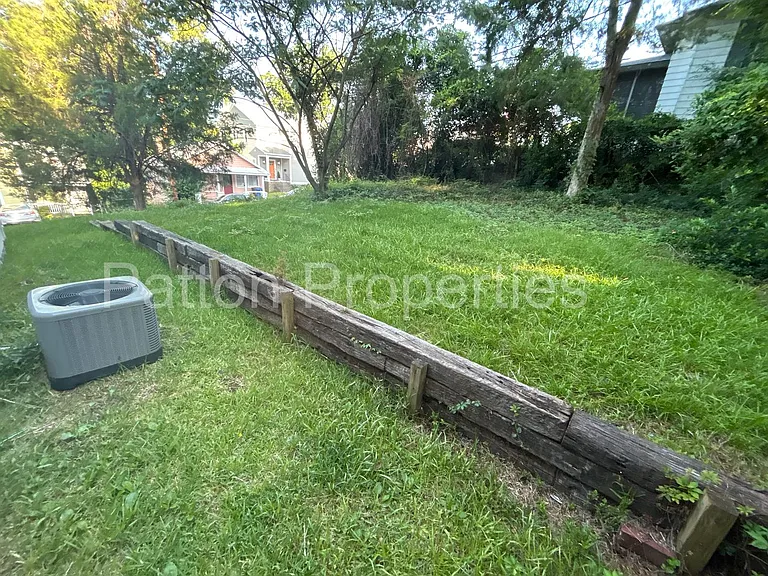 902 Pine St — Photo 13