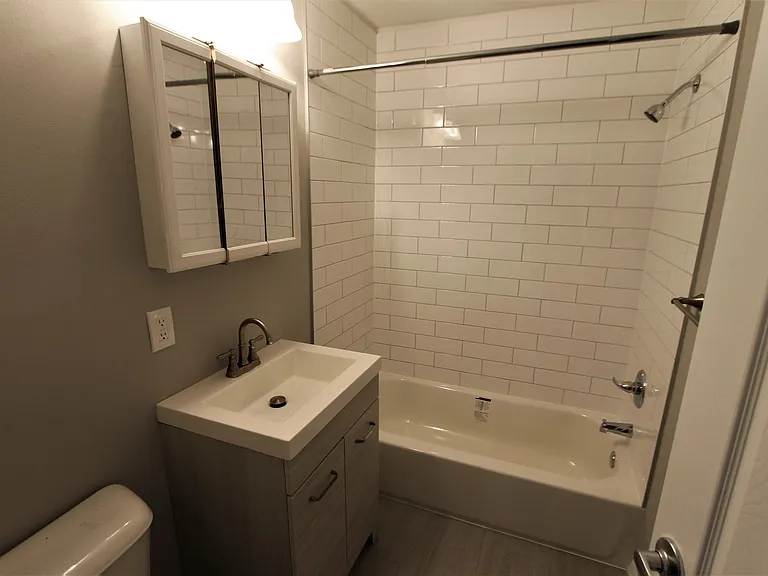 West Walnut Lane Apartments — Photo 16