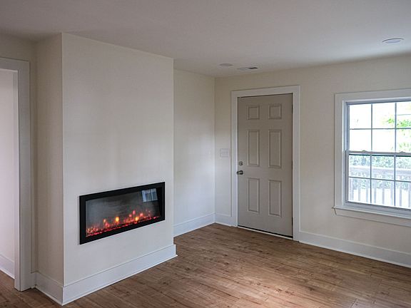 4th image of 410 1/2 Green Ave