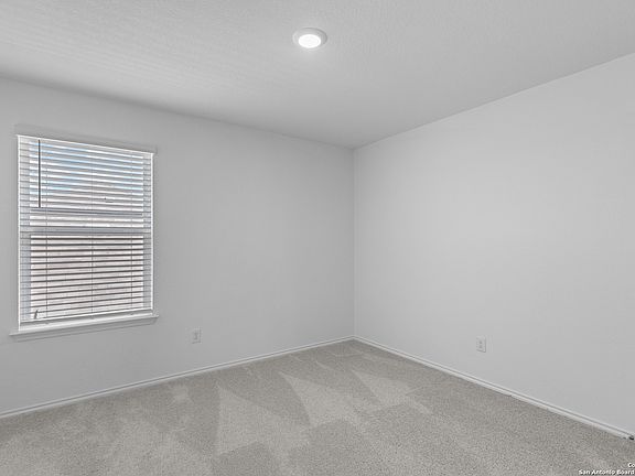 5th image of 815 Bluegrass Point