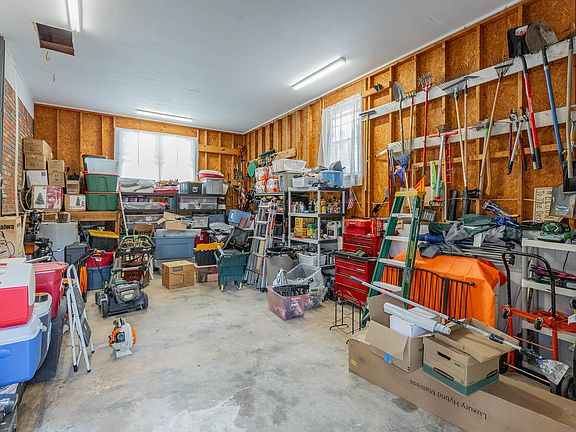 4th image of 240 Horseshoe Cir