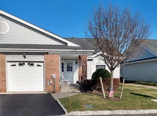 8 Primrose Ln, North Babylon, NY 11703