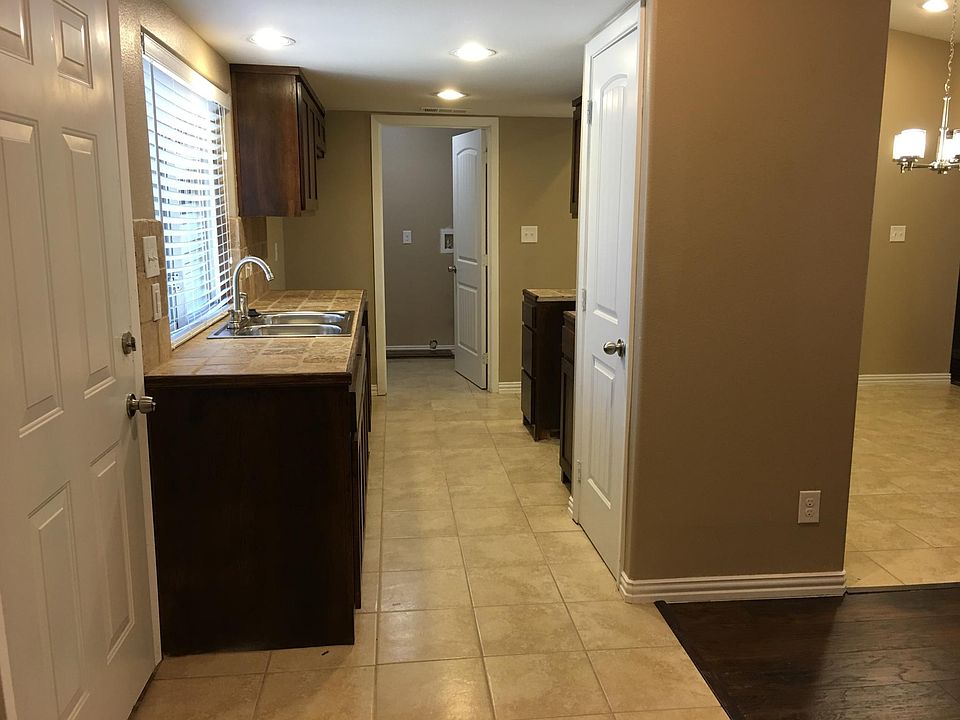 1st image of 2006 Village Green Dr #1