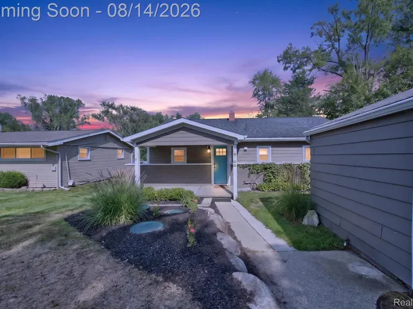 6166 Borowy Dr, Commerce Township, MI 48382