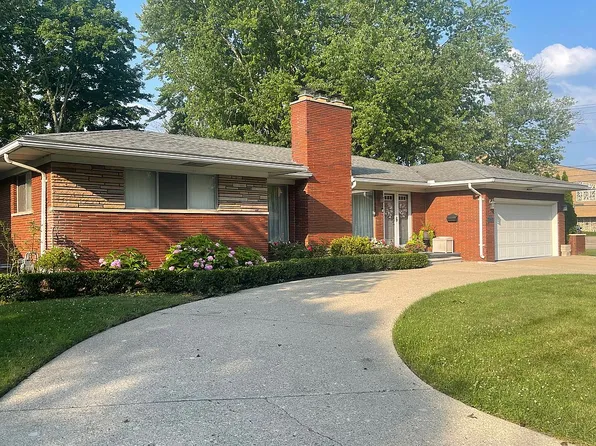 602 N Higbie Pl, Grosse Pointe Woods, MI 48236