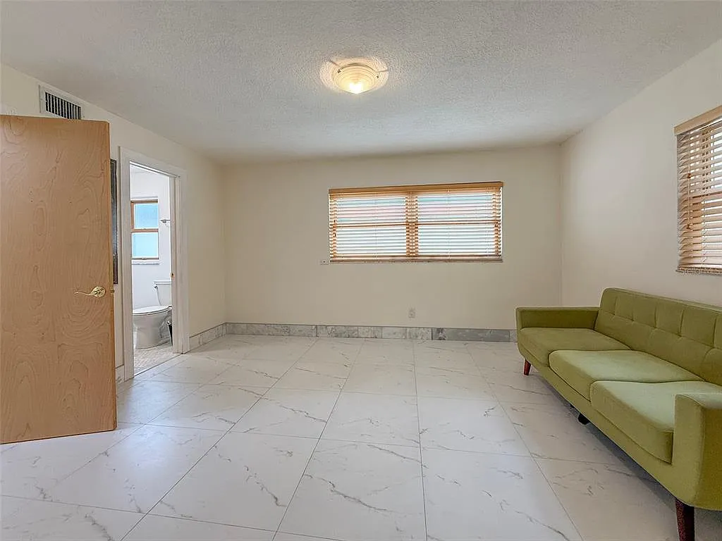 3 bed, 3.0 bath, 2177 sqft, $4,900 — Photo 4
