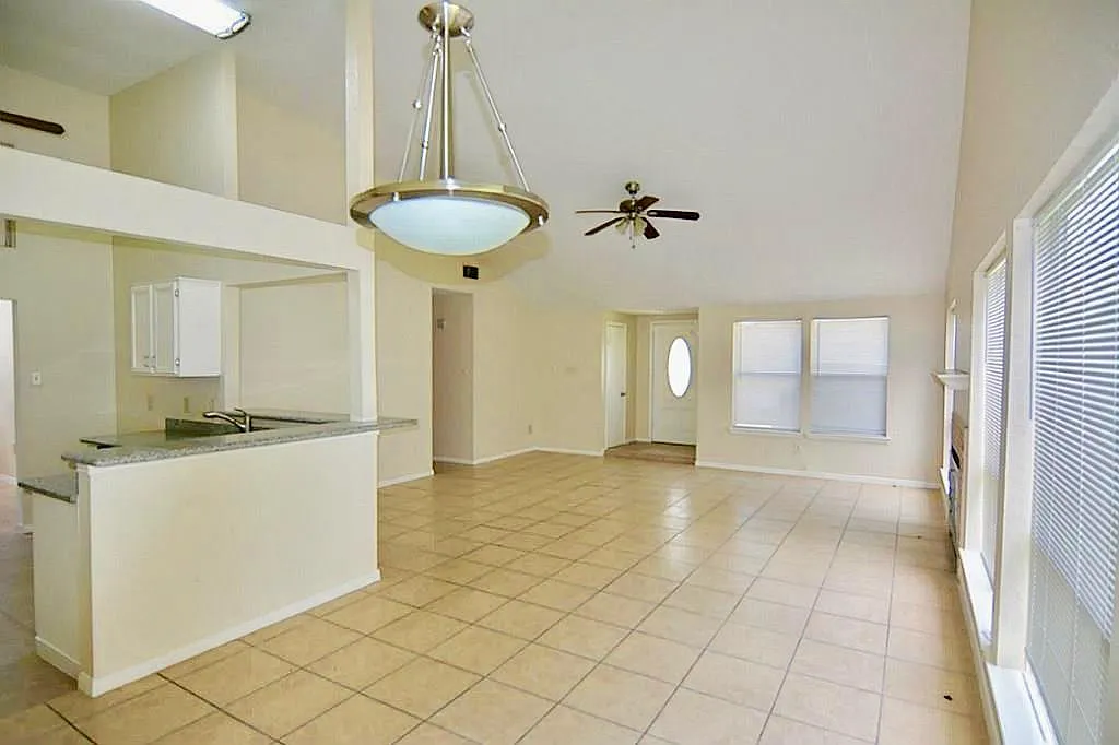 3 bed, 2.0 bath, 1686 sqft, $1,800 — Photo 2