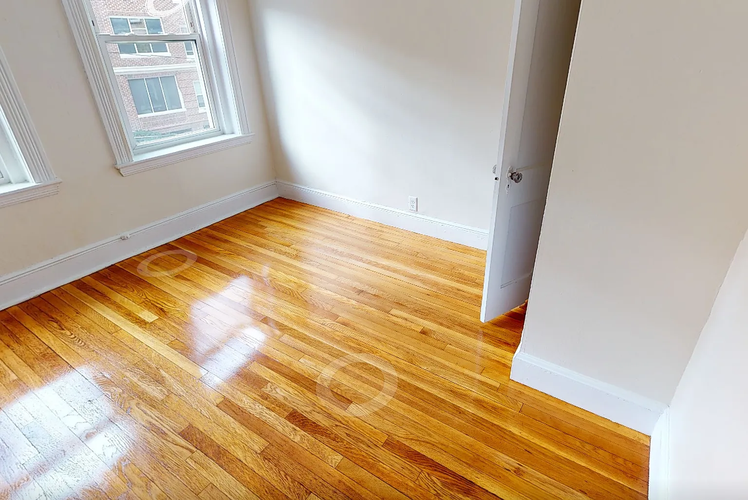 Charming 2.5 Bedroom-No Broker Fee — Photo 3