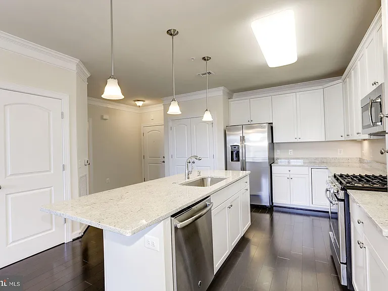 13740 Endeavour Dr #403 — Photo 8
