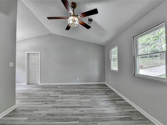 5th image of 1018 Wayne Dr