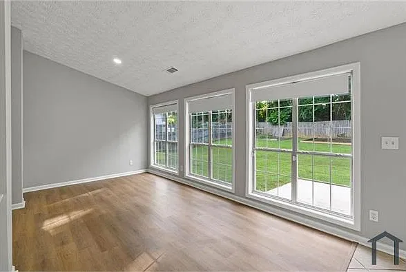 4 bed, 2704 sqft, $2,900 — Photo 4
