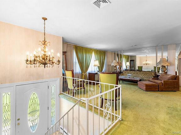 3rd image of 7 Roxbury Court
