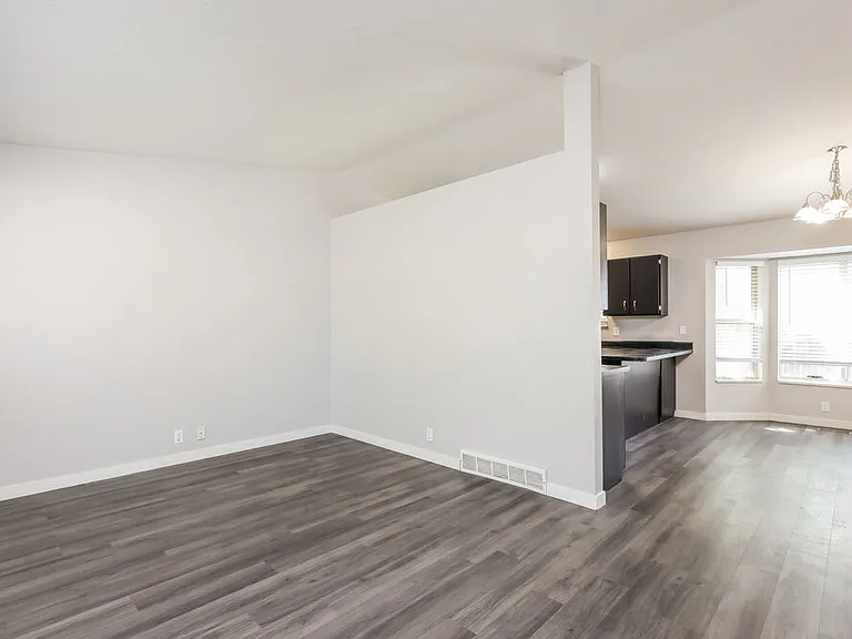 5902 S Woodview Dr — Photo 5