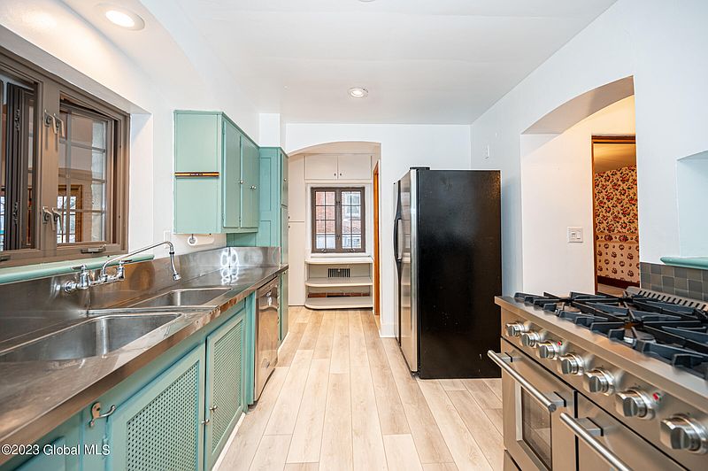 5th image of 691 Hudson Avenue