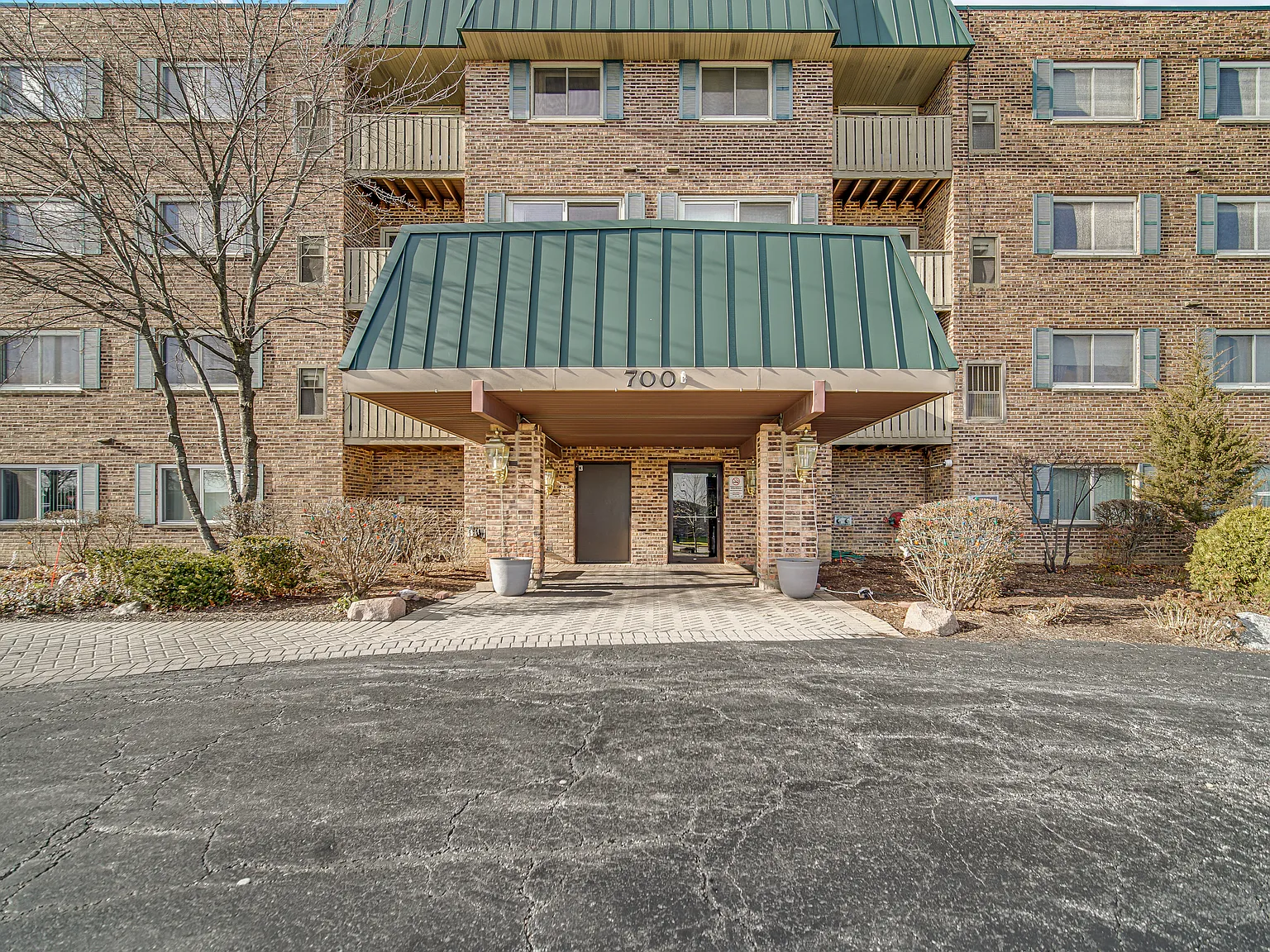 700 Perrie Dr — Photo 2