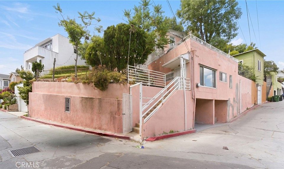 1st image of 3901 De Longpre Ave