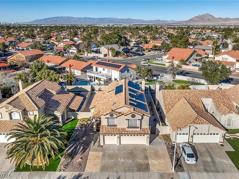271 Sunshine Springs Ct — Photo 49