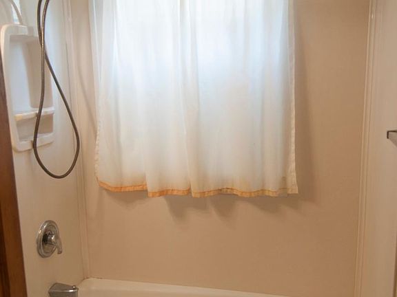 Bathroom shower/tub