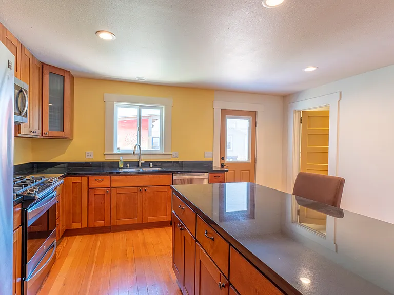 138 N Lincoln St — Photo 3