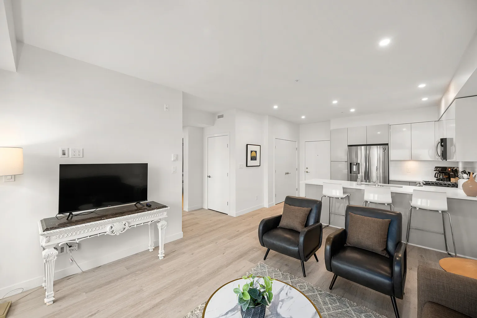 2649 James St photo 1