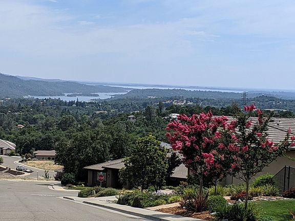 3rd image of 880 Dana Ct