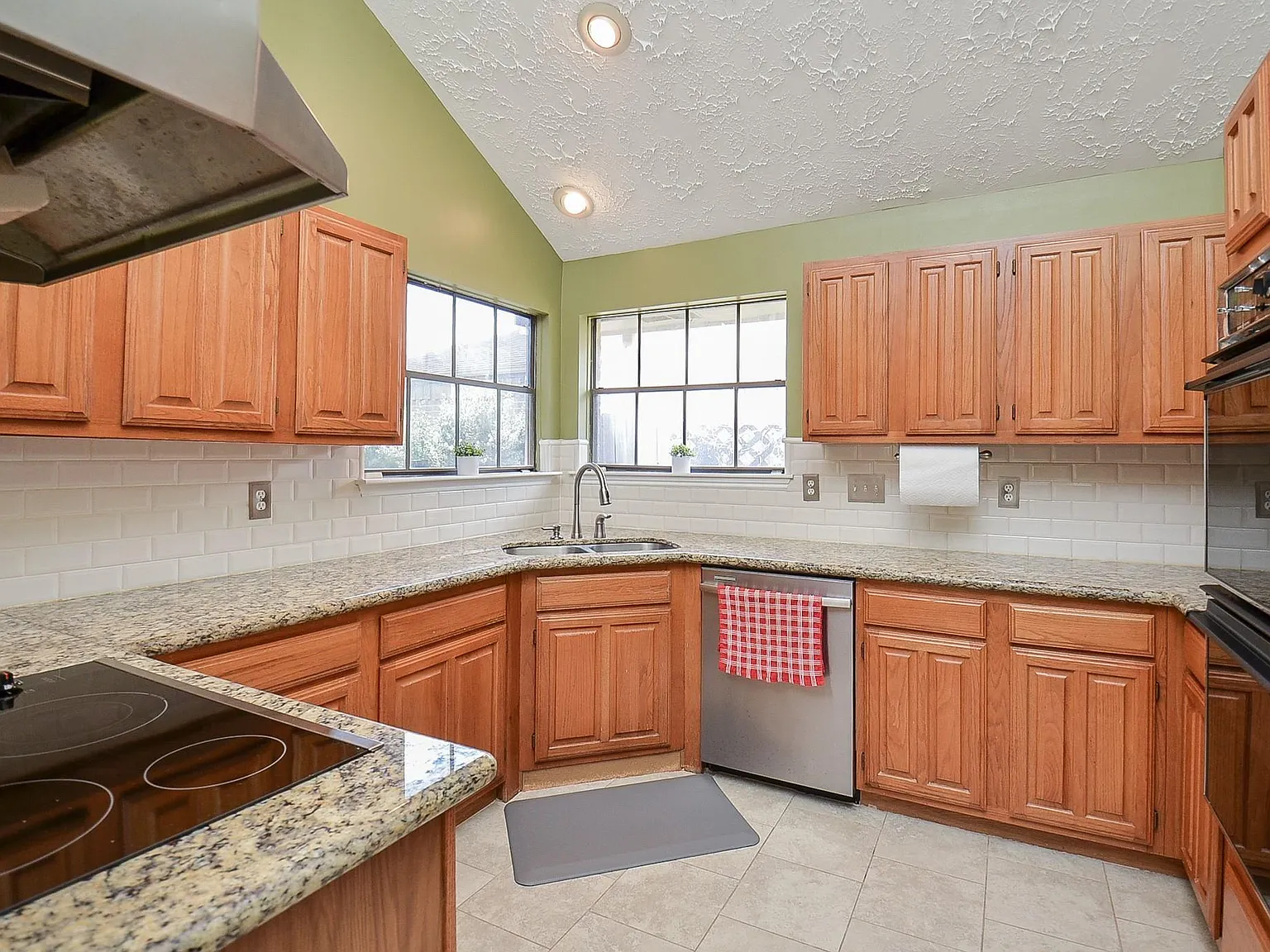 3 bed, 2.0 bath, 1860 sqft, $2,300 — Photo 4