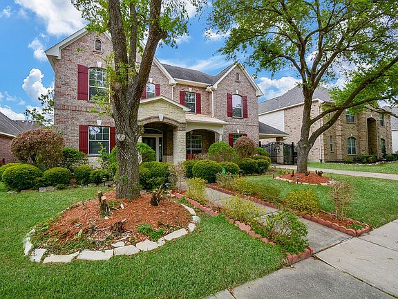 2nd image of 1006 Elm Pointe
