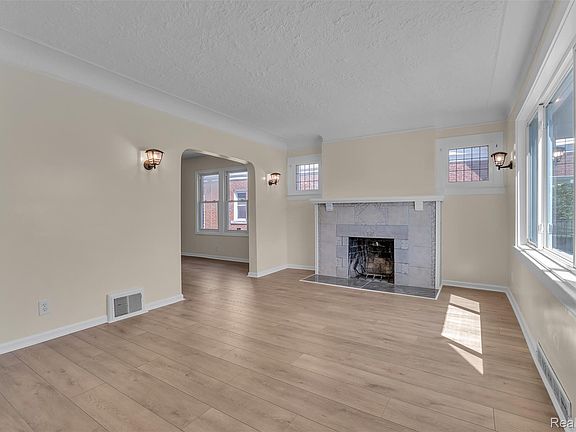 3rd image of 14521 Sussex St