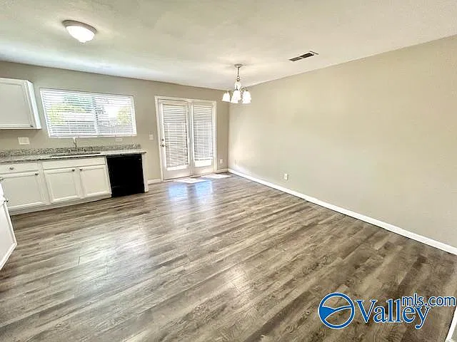 3 bed, 2.0 bath, 1328 sqft, $1,745 — Photo 4