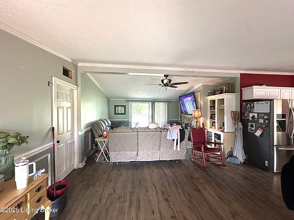 2nd image of 433 Thomas Ln