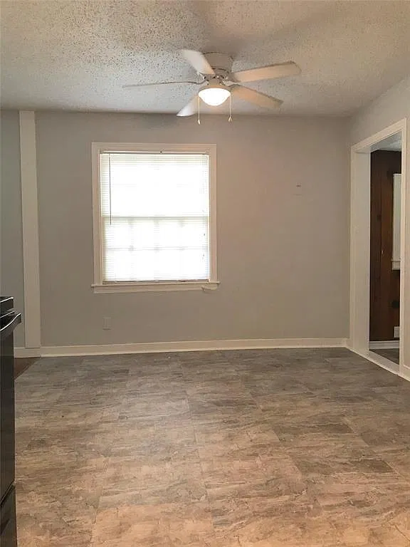 3 bed, 2.0 bath, 1355 sqft, $1,300 — Photo 4