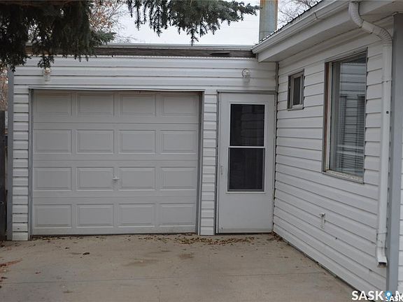 3rd image of 207 3rd Avenue W