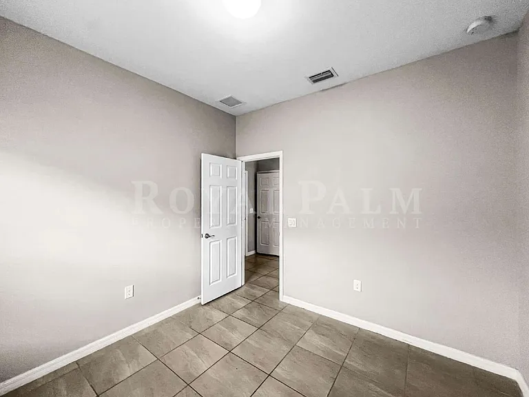 1322 Trafalgar Pkwy — Photo 17