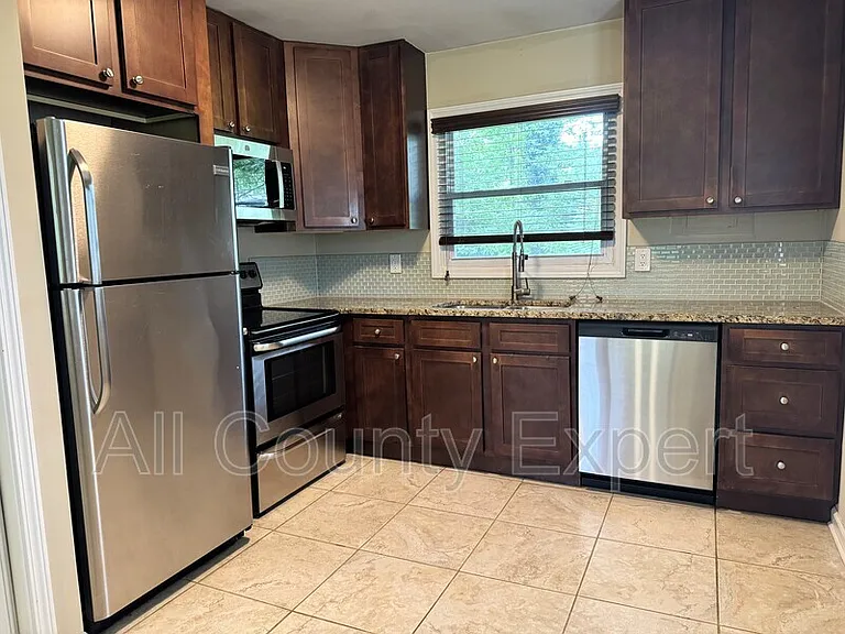 916 Zion Cir — Photo 5