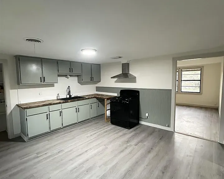 1402 Eugene Ave — Photo 3