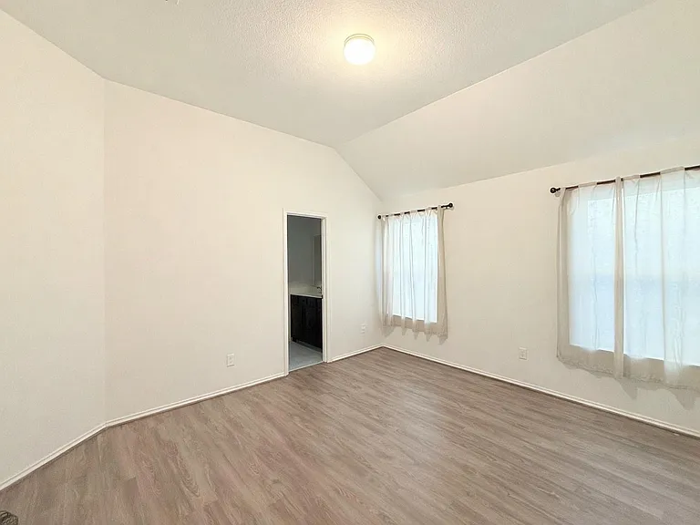 15515 Islandview Ln — Photo 10