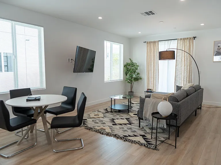 4831 Riverton Ave — Photo 6