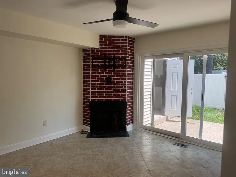 220 Deerpark Ct — Photo 6