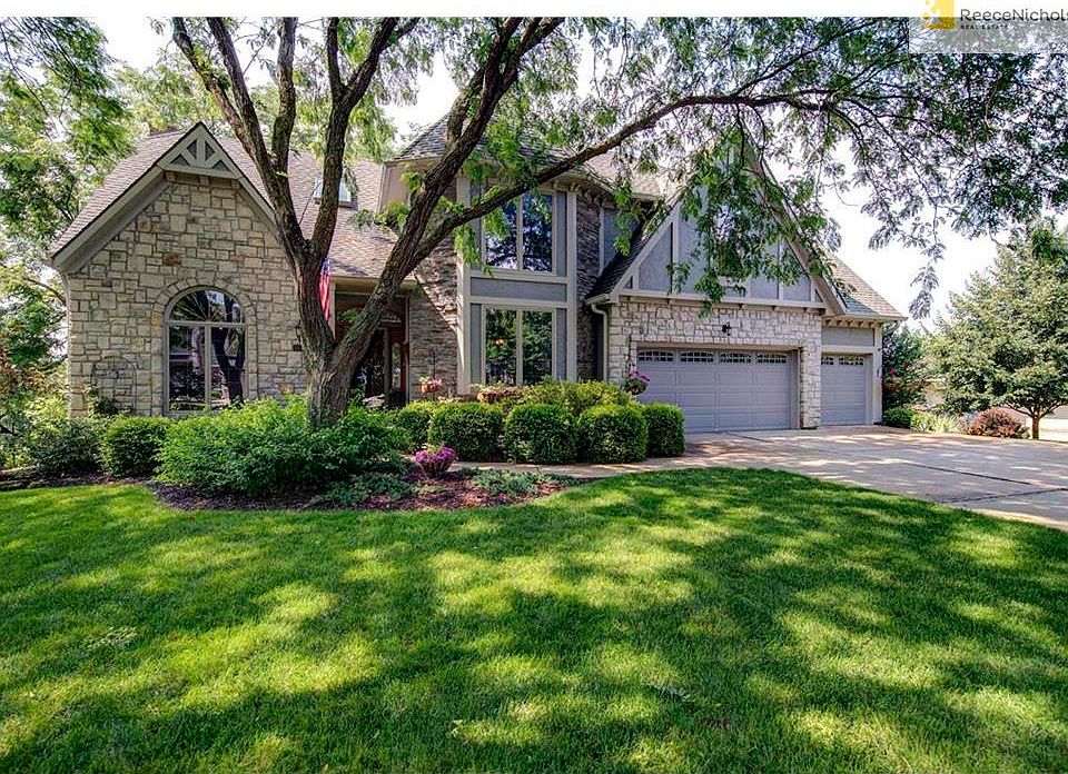 LAKEVIEW ESTATES BEAUTY WITH PRIVATE BACKYARD